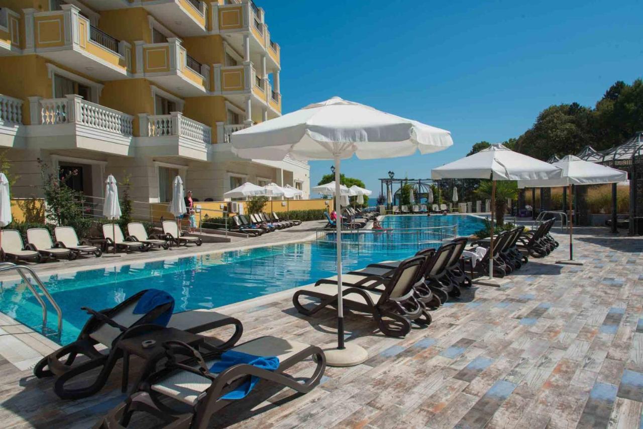 Хотел Marina White Sands Обзор